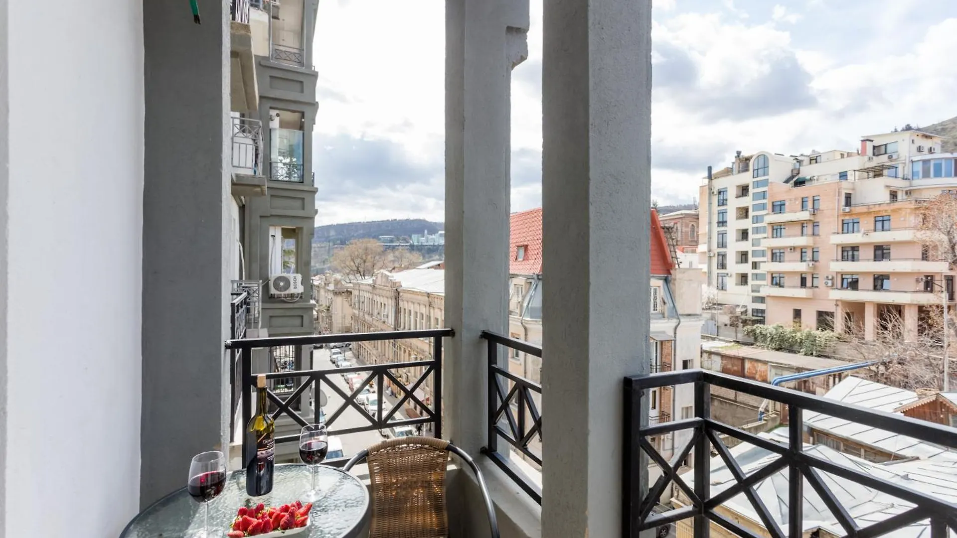 Fabulous Location Apartment Тбилиси